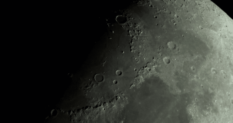 Een foto van de Maan op dinsdagavond (16-2) opgenomen met de TOA met maanfilter en GSO Barlow. Mare