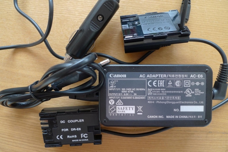 Dat klopt helemaal Tim want mijn Canon camera voeding heeft behalve de 12Volt aansluiting ook een 22