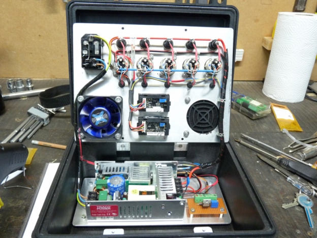 Hallo, Ik ben electronicus van opleiding en bouw dergelijke voedingen zelf. In bijlage een paar foto