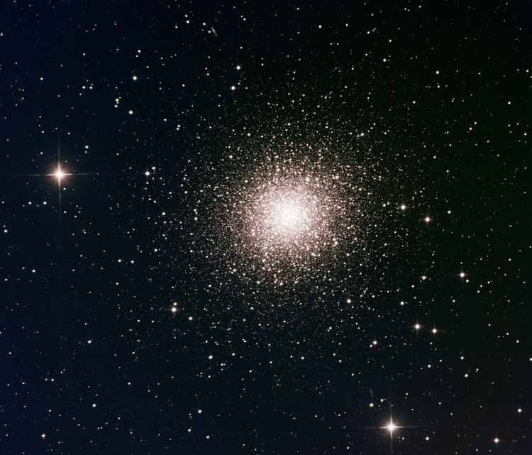 M13 eindresultaat: M13_RGB 9 uur en 20 minuten met de Newton 10″/F4, ATIK 383L+ en Baader filt