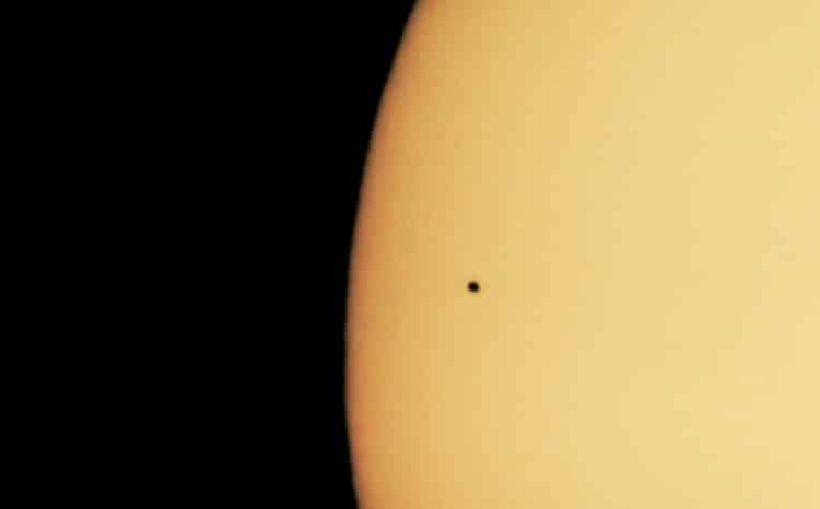 Mercurius voorlangs de zon om 13:47u 9 mei 2016. Een single shot van de Canon door de C11 1/4000s IS