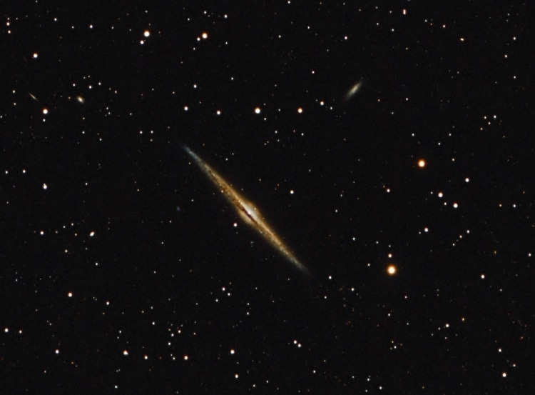 “Een naald in een haarberg”. NGC 5665 in het haar van Berenice. Esprit 100 f5.5 met Prim