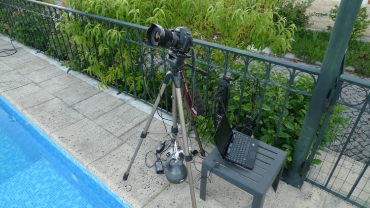 Heb ik getest, ik had speciaal het dek opgerold vanwege refecties, maar wanneer de camera lager geri