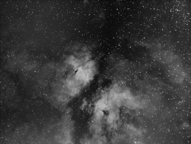 Dit is een opname van IC 1318b een nevel complex in de Zwaan niet ver van Deneb vandaan, het is een 