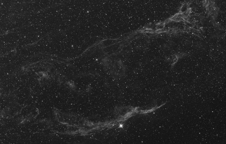11x 10 min, totaal 1.8 uur. 175 bias frames, 50 flats, 11 darks. Canon 6Da met Baader H-Alpha 7nm fi