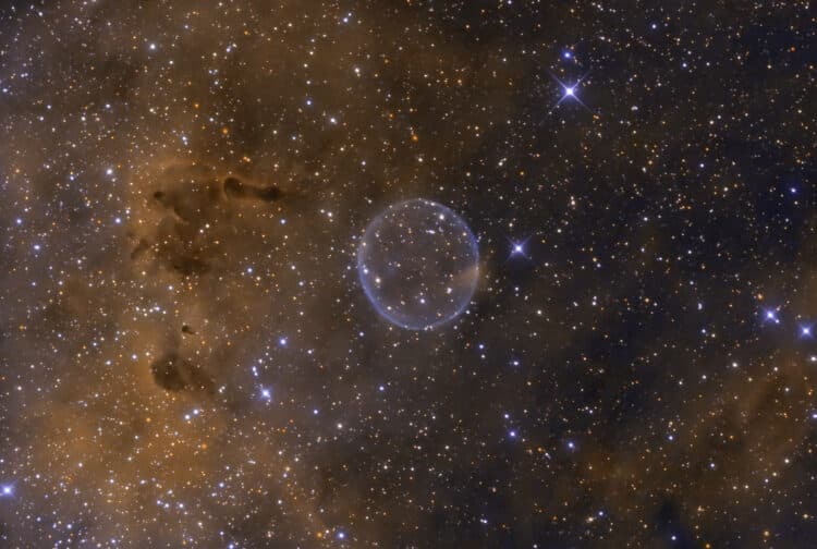 De “Soap Bubble Nebula”  door Jimmy Walker, respect voor de 30 min per frame imaging! 3