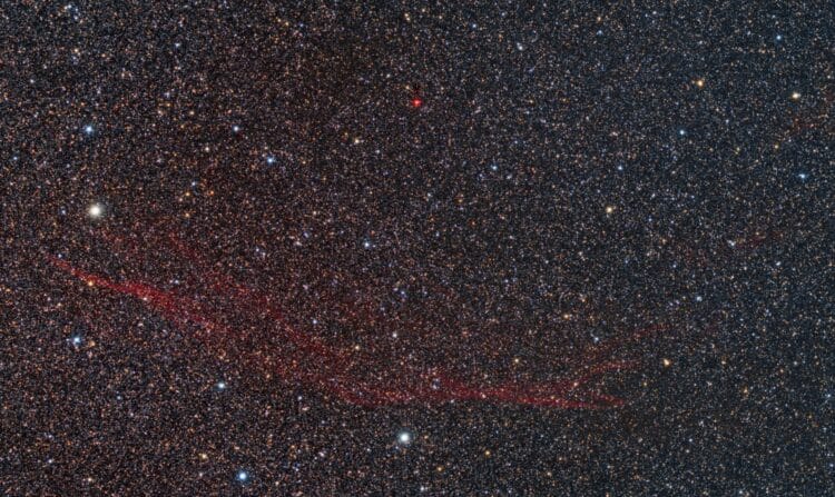 Nee, dit is niet een deel van de sluiernevel, deze nevel (ook een supernova overblijfsel)  is te vi