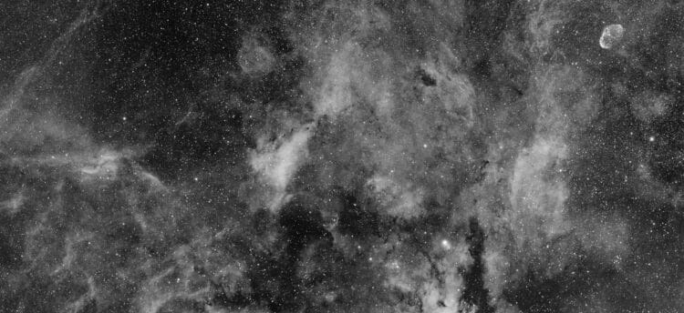 Gemaakt met Skywatcher Esprit 100 APO/ Canon 6Da en Optolong 12nm Ha filter tijdens de nachten van 2