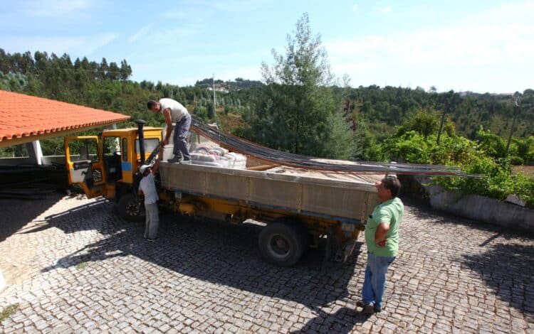 Een vrachtwagen met materiaal voor de fundering van de Scopedome kwam zojuist lossen. In Portugal ga