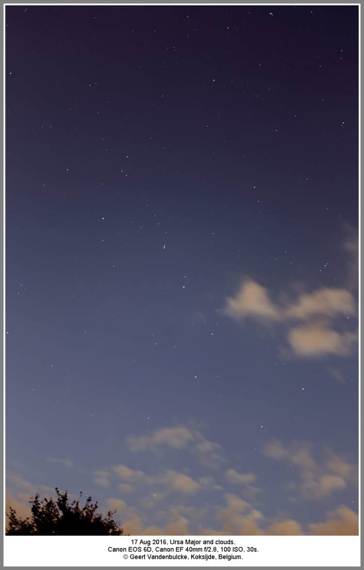 De Grote Beer tussen de door maanlicht verlichte wolken. Details van de opname onderaan de foto. 201