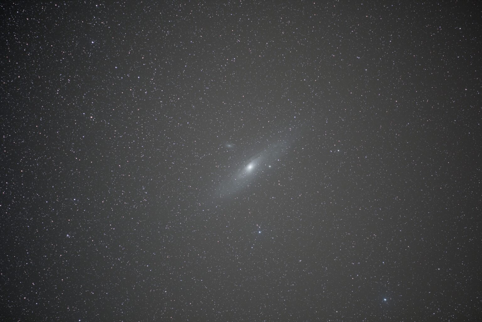 Het 2s testsub op f/2 ISO1600, Deneb. Bijgevoegd het integratie resultaat van 50x M31 en 50x NGC7000