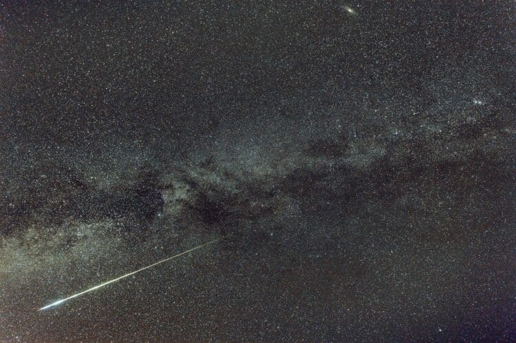Dit is de prijs-Perseide van deze 11/12 augustus nacht, een heldere bolide op opname 79 van de Canon
