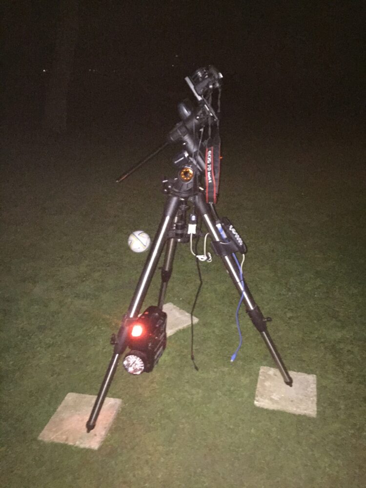 Het begin van deze broeierige avond, 26 graden nog, flitsen in ‘t zuiden en het oosten, is tev