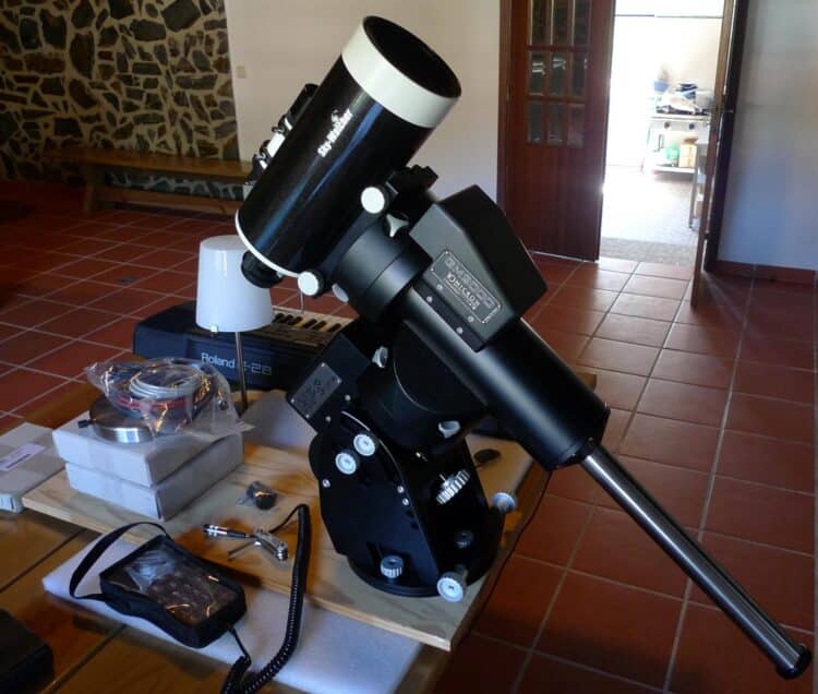 Een testopstelling voor de GM2000 HPS II. De maksutov 127 laat zien hoe groot de GM2000 is. Helaas b