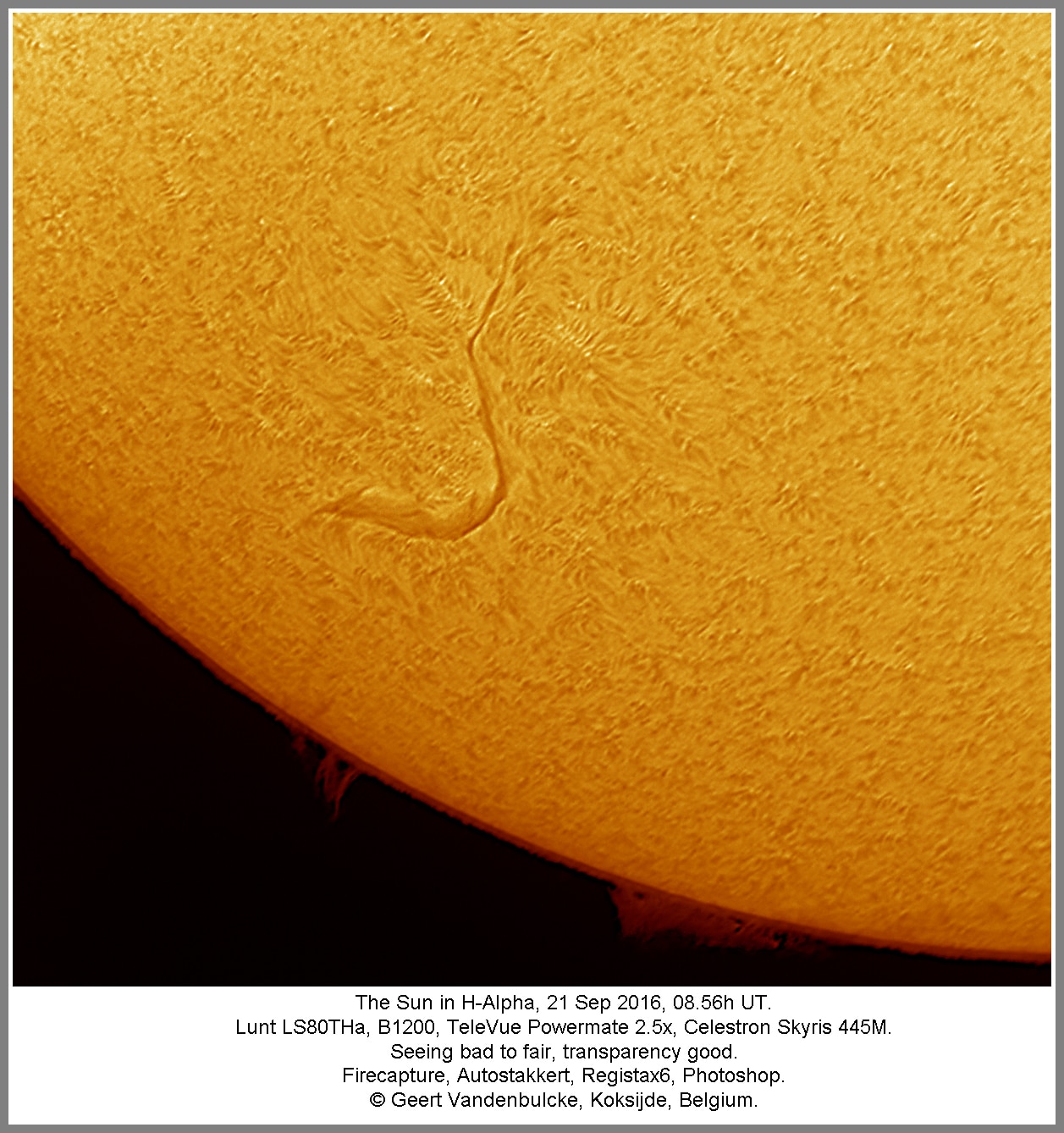 Rustige lucht deze 21 september 2016, maar nevelig. Mozaïek uit vier delen om het volledige zonnebe