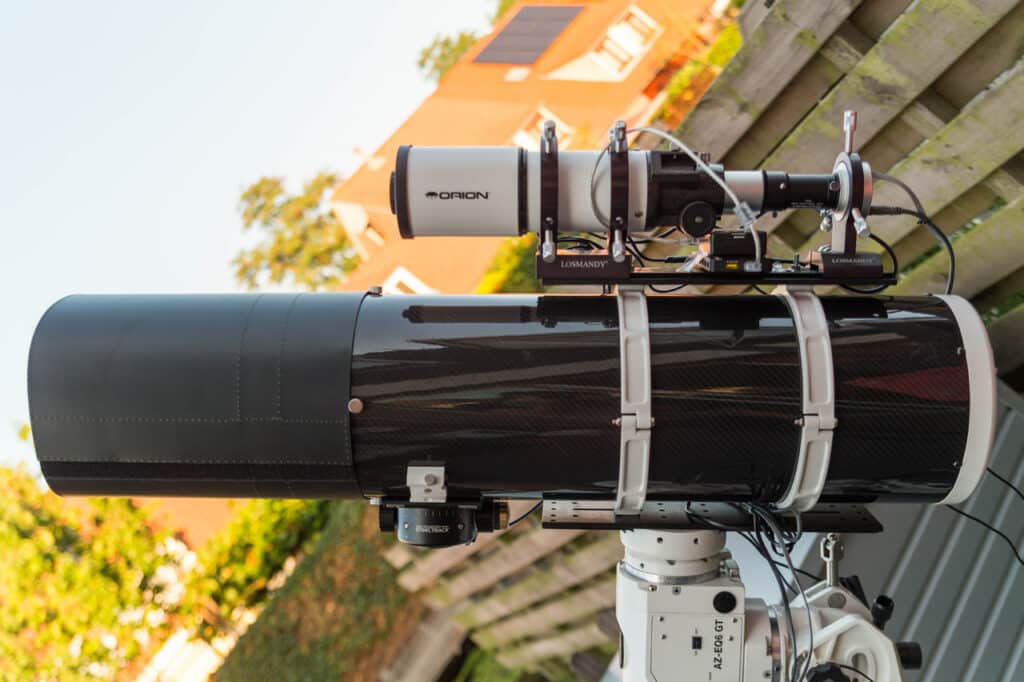 De telescoop met guidescope op Losmandy bevestigingssysteem