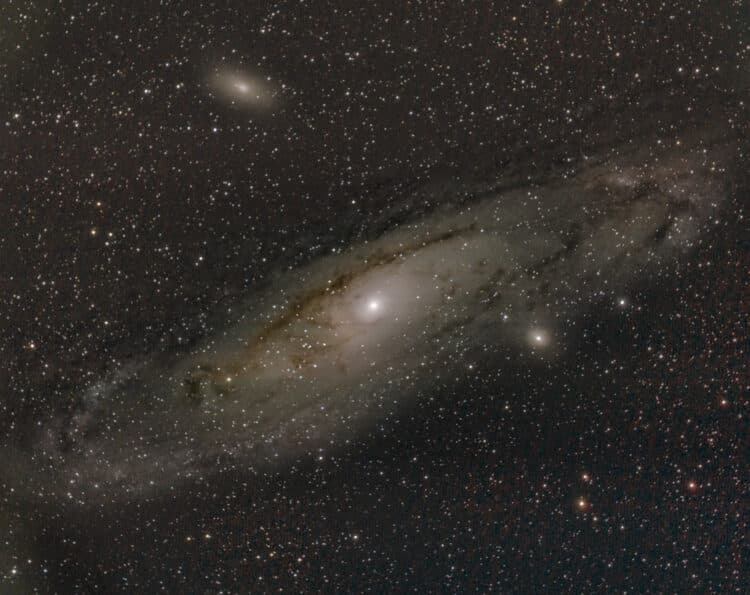 Kleur in M31 krijgen. Afgelopen nacht was het relatief helder op een aantal sluierwolken na. Ik heb