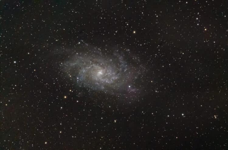 M33 dit keer. Ik wilde eerst de Fireworks Galaxy proberen omdat die zo lekker hoog stond. Helaas te