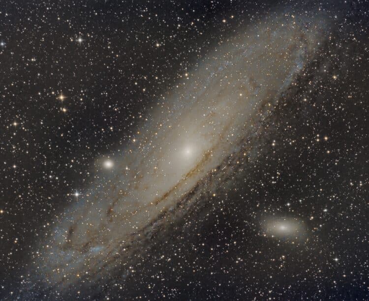 Ok, dit is data van de afgelopen nacht. 40x 120sec + 40x 20sec op F4, ISO1600. Ik heb zowel een HDR