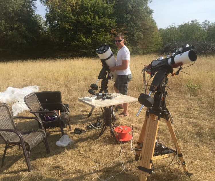 Hier nog een shot van de opstellingen in het veld van mijzelf en Caspar (Cas op het AstroForum) die