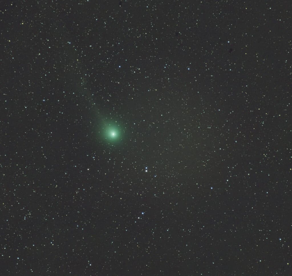 Komeet LoveJoy, met een lenzenkijker zijn de sterren zonder een flauw benul van colimatie al rond tot in de hoekjes