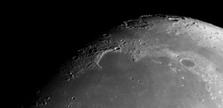 De Maan op 12 september (k=0,73) met Montes Jura, Sinus Iridum, Plato en Mare Imbrium. 20 foto’s g