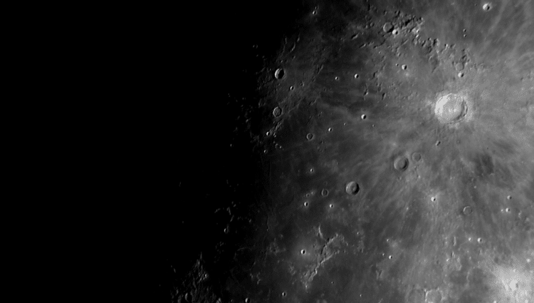 De Maan op 12 september (k=0,73) met de krater Copernicus. 20 foto’s gemaakt met een canon 600D op