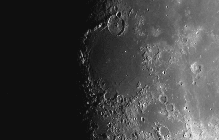 De Maan op 12 september (k=0,73) met Montes Jura, Sinus Iridum, Plato en Mare Imbrium. maan-midden-5