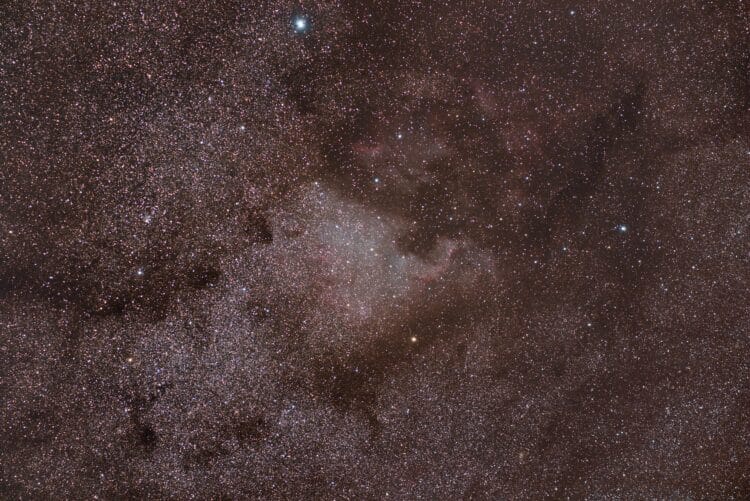 Bijna, laten we zeggen iets dichterbij :-) .ngc7000_int_100x40s_800iso_f2_32c_20160907_23h10m43_inte