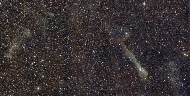 Deze opname van een gebied op de grens tussen Andromeda, Cassiopeia en Lacerta meet 5.82 bij 2.94 gr