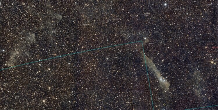 Platesolved en annotated versie.VDB158-platesolved-astrometry.net-annotated-PI-cas-and-border