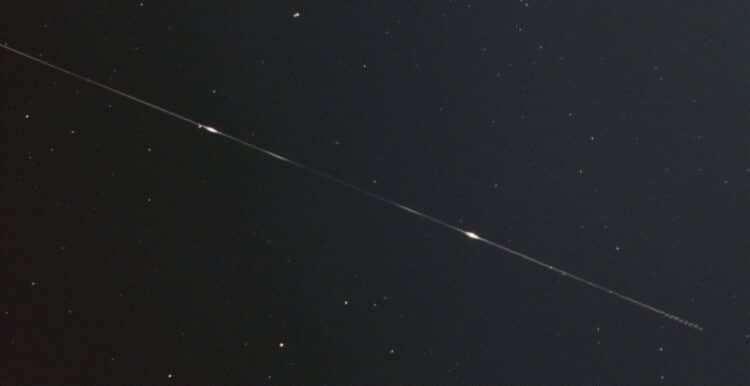 Ik heb geen enkele ervaring met UFO’s en dit is vast een vliegtuig.. maar wat is die sinus wav