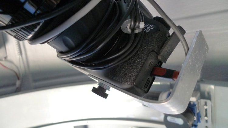 Een gebogen stuk aluminium met een gat als bescherming van de o zo kwetsbare usb aansluiting. Besche