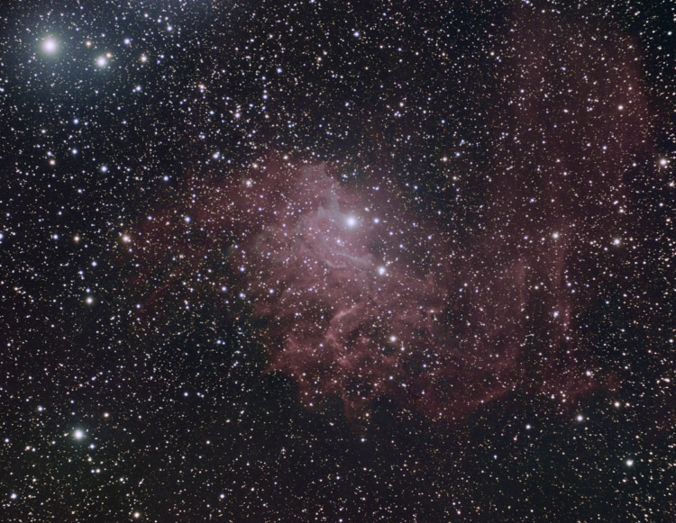 De Flaming Starnevel in Auriga met een totale belichtingstijd van 3h40m (1h40m L en 2h RGB) met een 