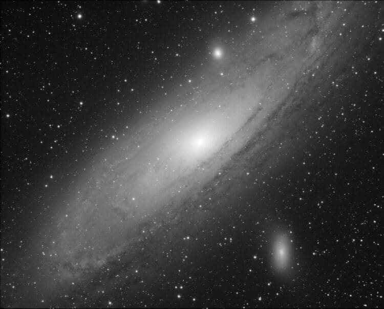 Voorlopig resultaat van M31 met 8cm apo @f/4.8, 3h belicht met Atik 460 mono. Stacking en beeldverwe