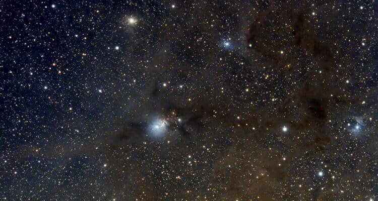 NGC1333 is de grootste blauwe reflectienevel in deze opname en de aanduiding wordt ook gebruikt voor