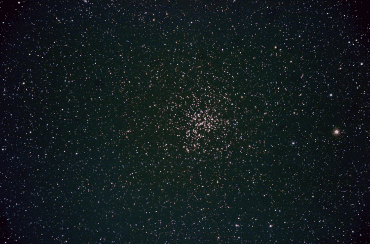 M 37 in het sterrenbeeld de Voerman op ca 4,400 lichtjaar van ons vandaan met een diameter van ca 19