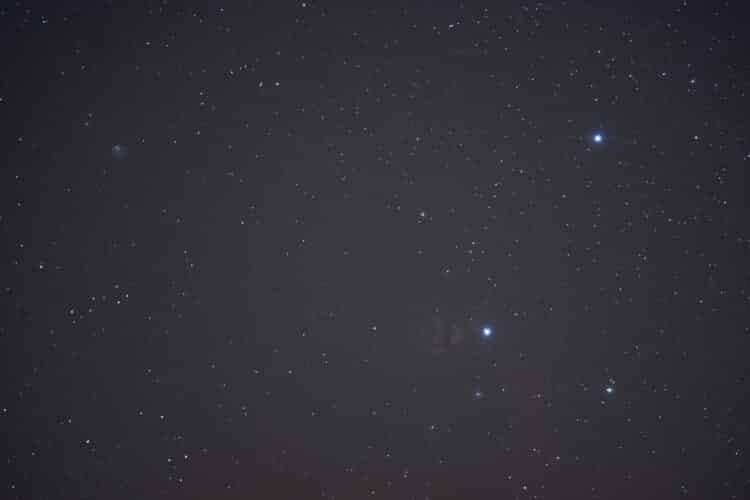 Hier een single sub van 300 seconden op ISO 100. Guiding van de Skywatcher Star Adventurer lijkt dus