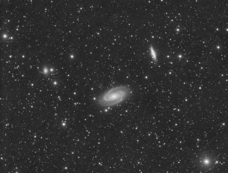 Afgelopen zaterdag begonnen met een combi van NGC2264 en M81. De eerste kan ik schieten vanaf het in