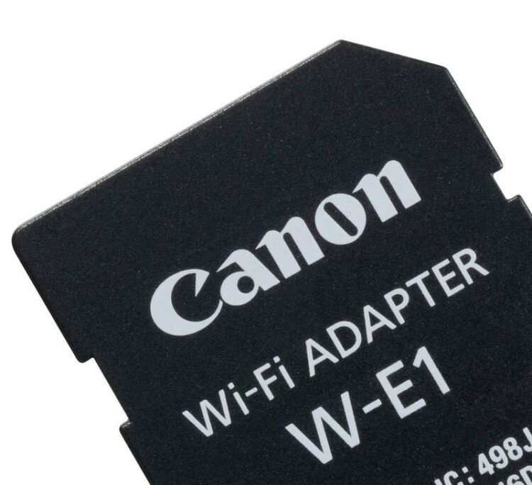 Ik ben er gisteravond achtergekomen, na 50 minuten, dat Canon’s Wifi (W-E1) adapter (SD-kaart)