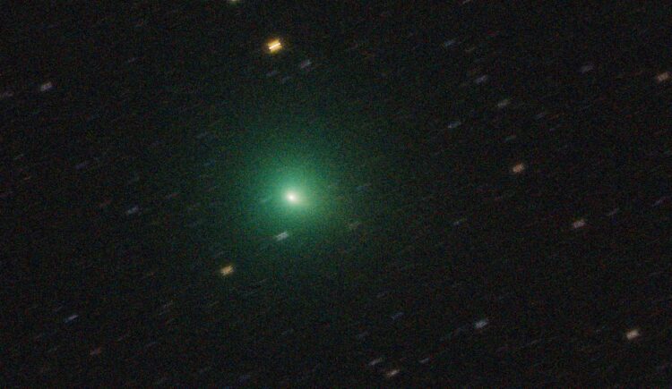 Zonder maan duidelijk meer coma maar geen staart. 17-03-2017 20:00-20:18 UTC, 9x120sec iso1600 (Espr