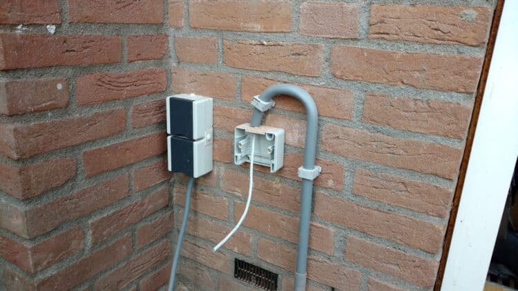 LAN naast het stopcontact buiten. Ben benieuwd wat de volgende bewoners ervan denken. :) En ik ben b