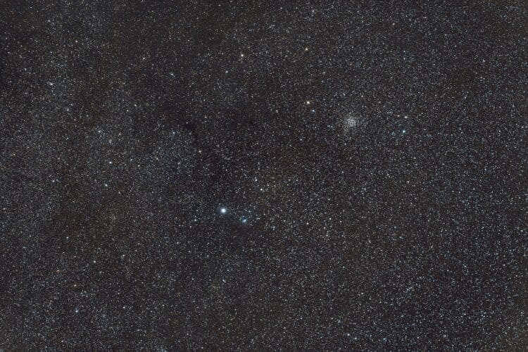 In de NGC7789 widefield bewerking viel me al eerder op dat de opname bepaald niet “flat̶