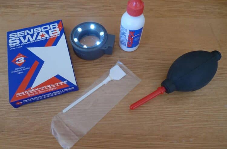 Dit is mijn complete sensor schoonmaak set. Een heel belangrijk onderdeel is de Sensorloupe, hiermee