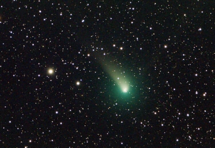 Komeet C/2015 v2 Johnson op 3 april 2017 02:00-04:00 29x240seconden iso1600 (Esprit 100 f5.5/ Cano