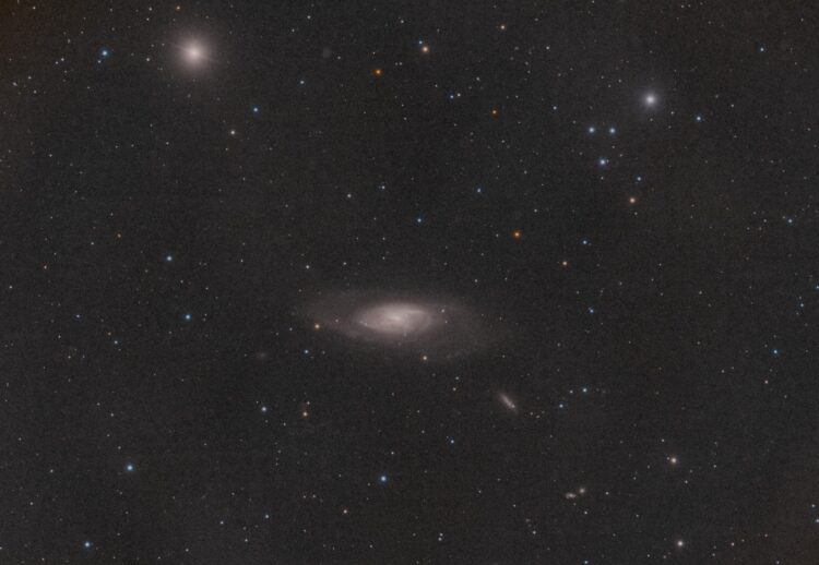 Messier 106 geschoten vanuit de achtertuin in Limmen met de 130/910mm APO met 0,8x reducer, Baader f