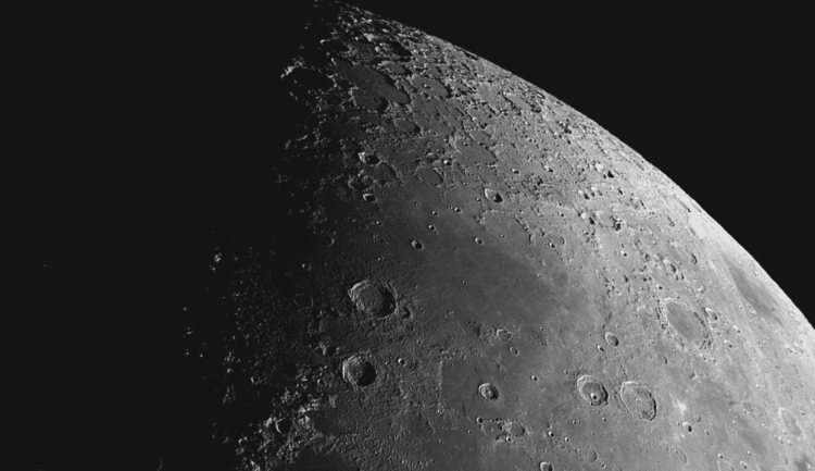 Enige opnames van de Maan op 3-4-2017 met de TOA 130 mm F7,7 met 5xPM Canon 600DMaan 3-4-2017 23,10 