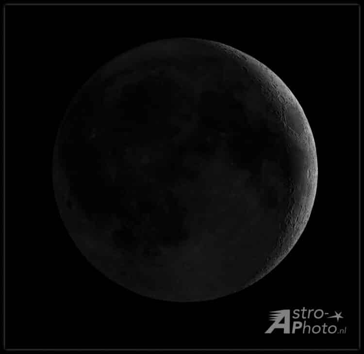 Compositie van 2 opnamen (volle maan en sikkel) om het aardschijn effect te laten zien zoals dat kor