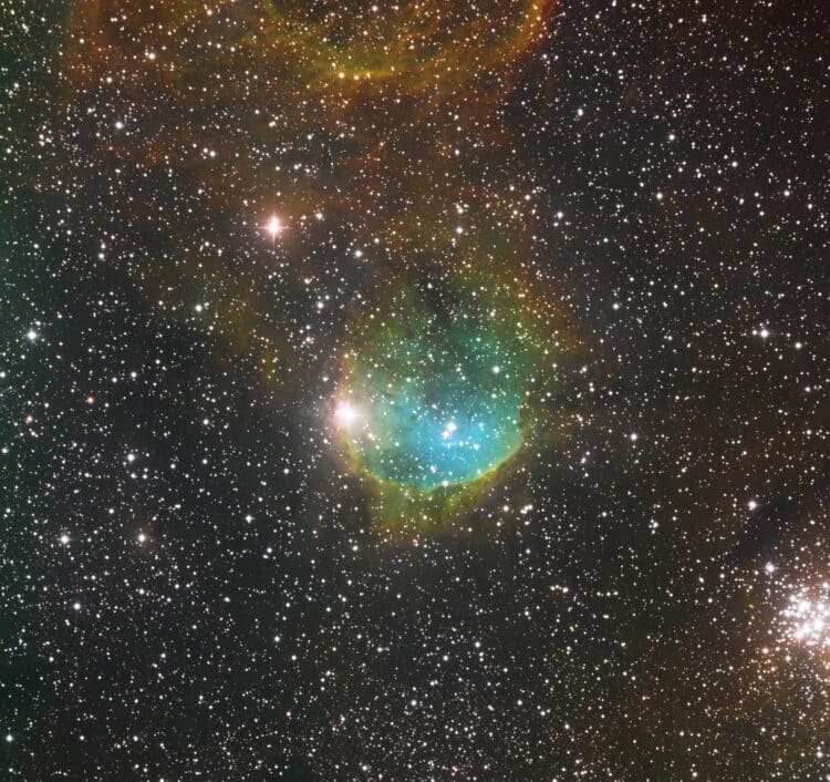 NGC3324 met T33 van I telescope, 8xHA, 9xSII, 10xOIII van elk 300sec. 4xLum 120sec. Bewerking in Pix