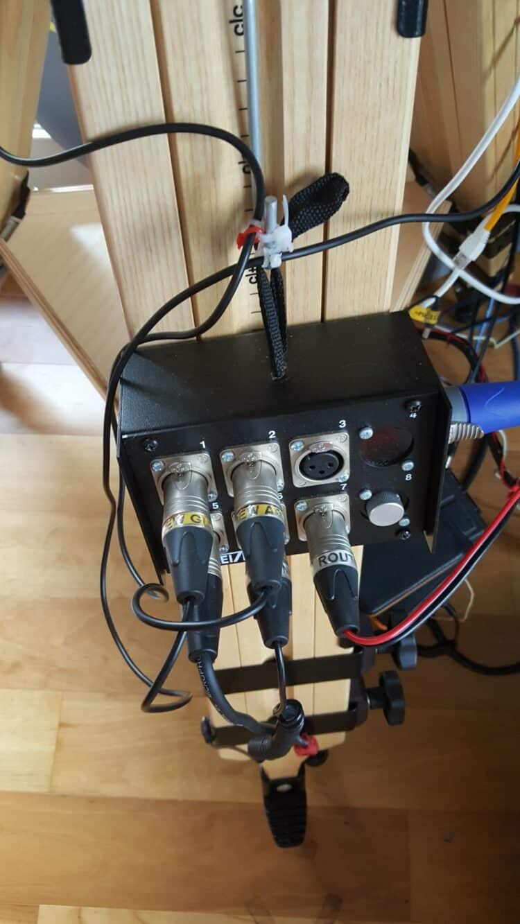 Inderdaad, de voeding zelf bevindt zich in een simpele “Gamma” toolbox.  De 12v output kabel s